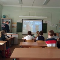 Инспектором ГИБДД проведено занятие по безопасному пересечению проезжей части в темное время суток