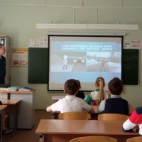 Инспектором ГИБДД проведено занятие по безопасному пересечению проезжей части в темное время суток