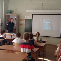 Инспектором ГИБДД проведено занятие по безопасному пересечению проезжей части в темное время суток