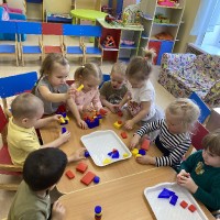 Наши самые маленькие воспитанники знакомятся с формой и цветом в игре