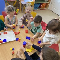 Наши самые маленькие воспитанники знакомятся с формой и цветом в игре