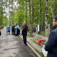 Возложение цветов на Лахтинском кладбище