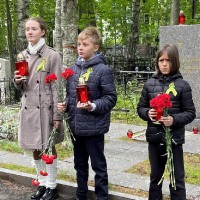 Возложение цветов на Лахтинском кладбище